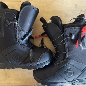 Like new Mens Burton Moto -R snowboard boots.  Black size 10.5